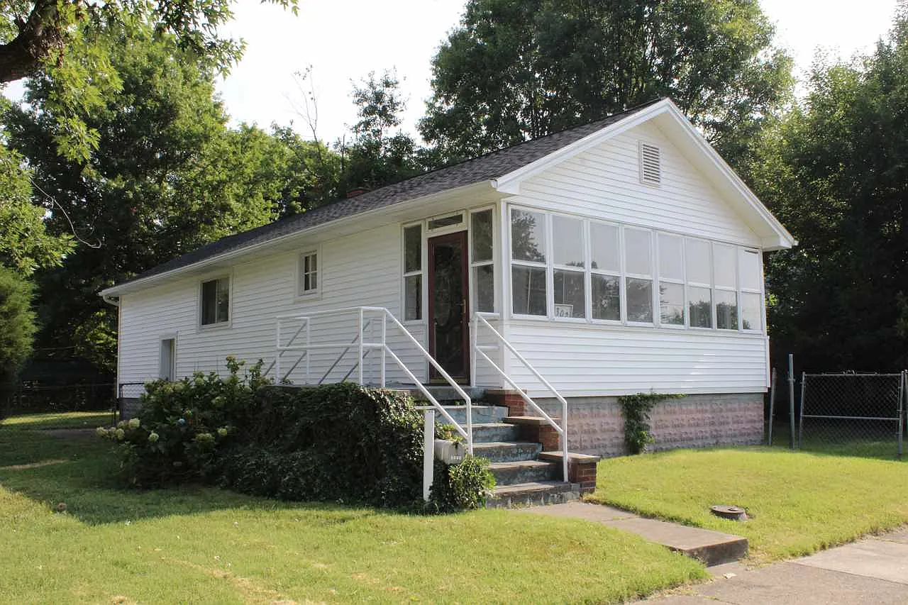 1302 E Walnut St photo 1