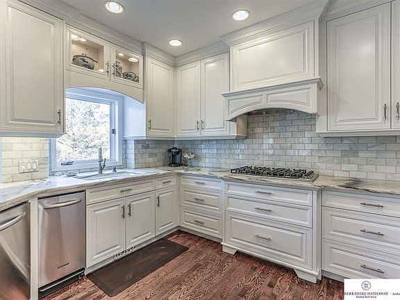 5th image of 808 N 162nd St