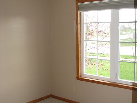 5th image of 302 White Oak Dr