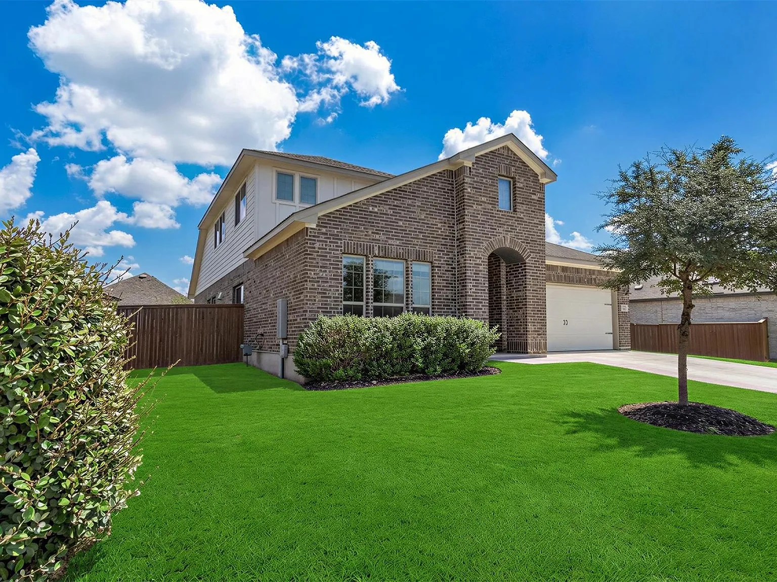 4 bed, 3.0 bath, 2468 sqft, $2,400 — Photo 3