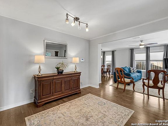 4th image of 329 Queen Anne Ct