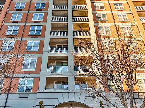 4th image of 40 Oceana Dr #7B