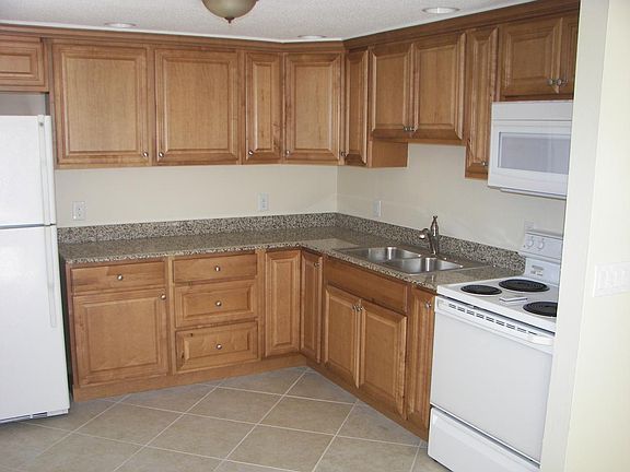 3rd image of 150 Cedar St APT B