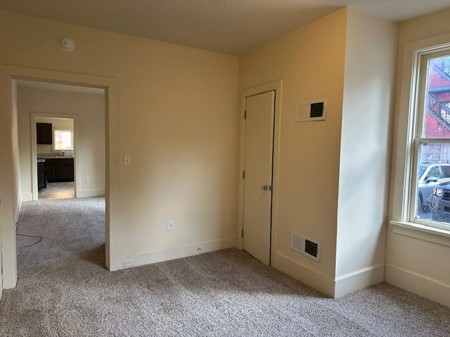 Discover this 3-bedroom, 2-bathroom end unit home in Harrisburg, PA, located within the Harrisbur... — Photo 4