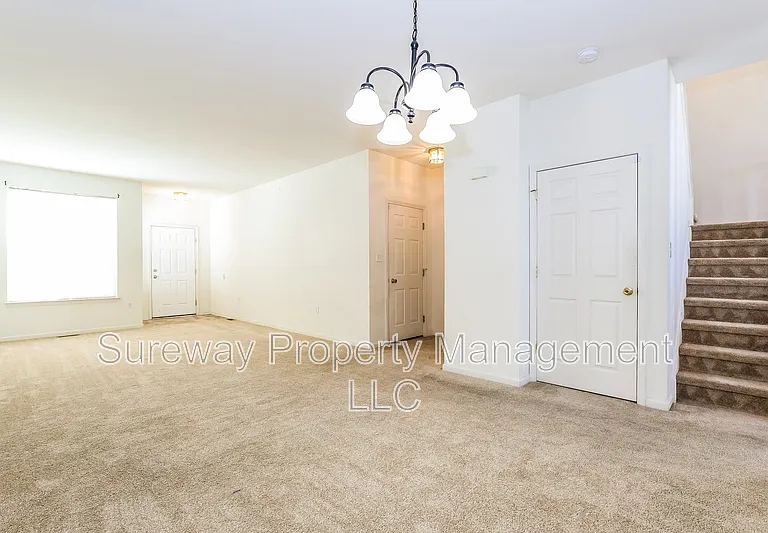 158 Chancellor Dr — Photo 5