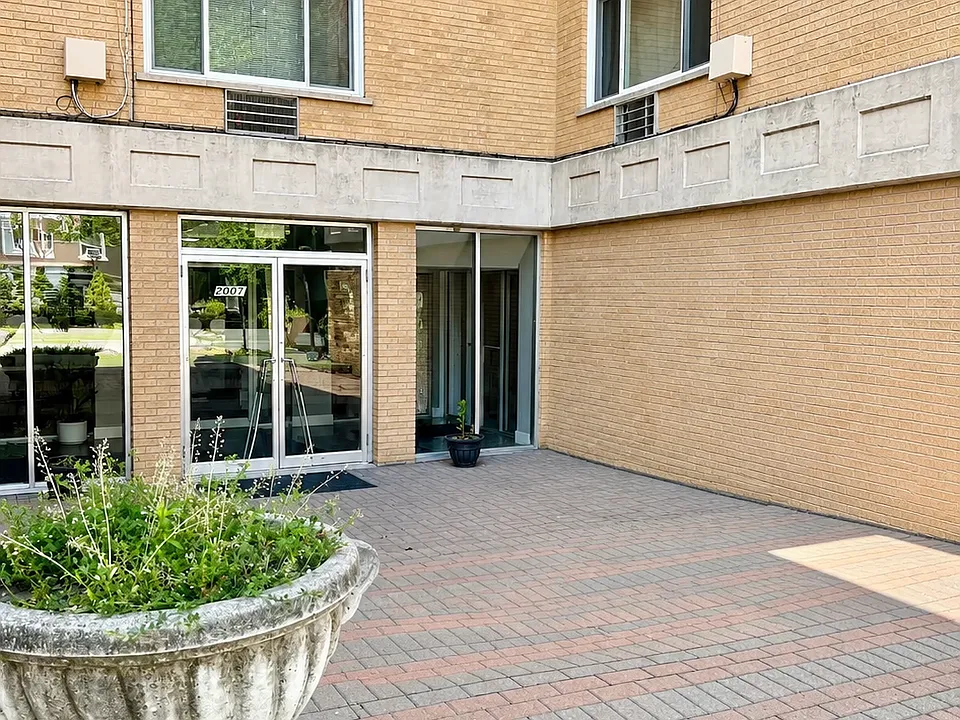 5320 N Damen Ave #500