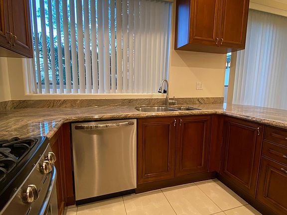 5th image of 614 E Tujunga Ave