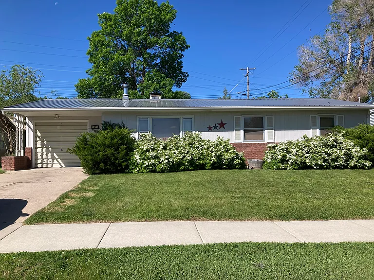 2419 Maple Ave — Photo 2