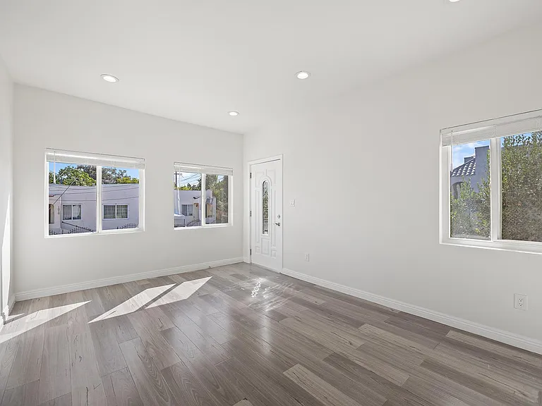 1009 Tremont St — Photo 4