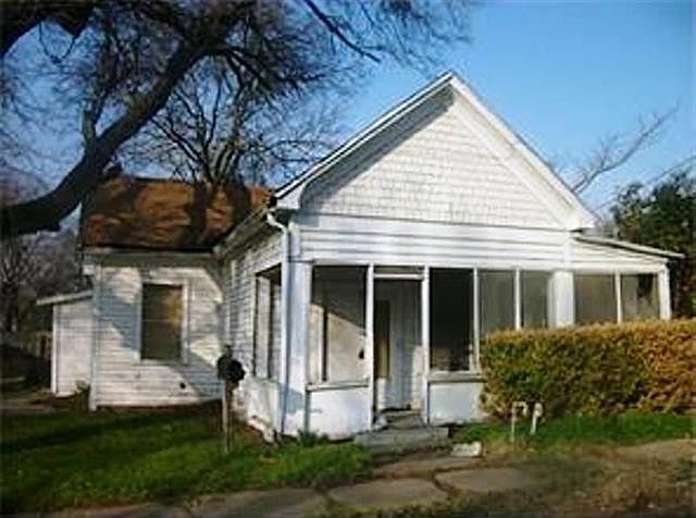 1st image of 616 W 7th St