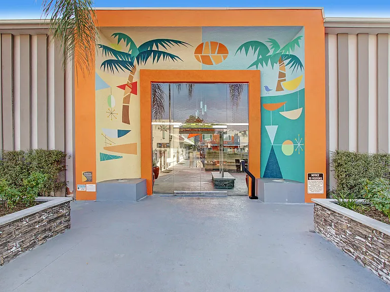Twin Palms — Photo 26