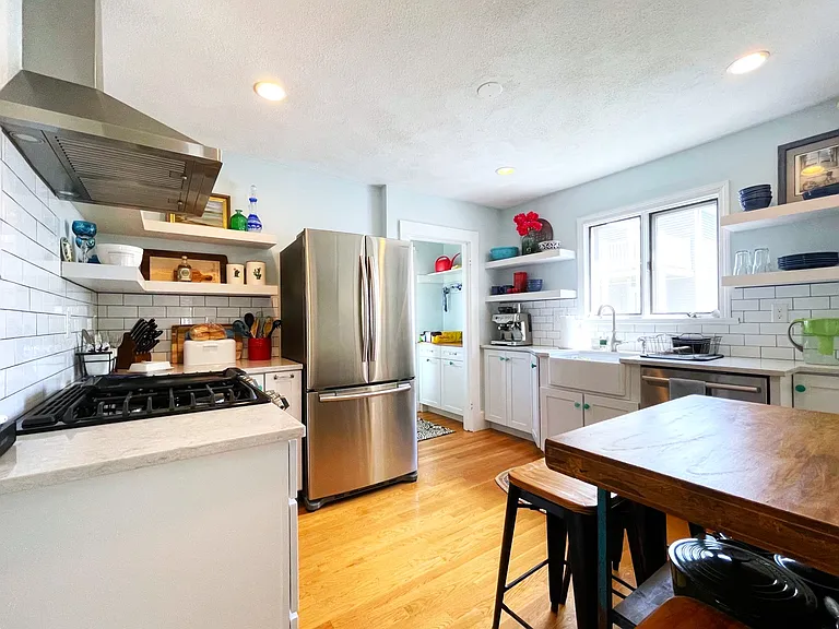 68 Willis Ave — Photo 2