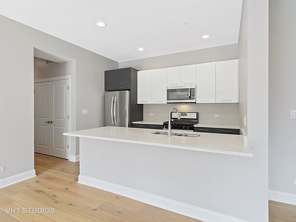 3rd image of 833 Laurel Ave Unit 102