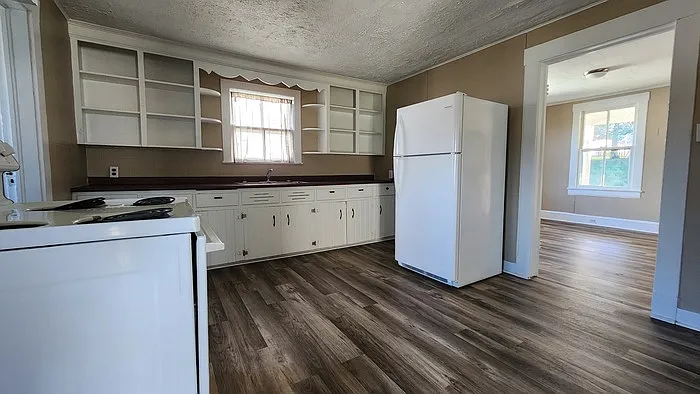 2 bed, 1.0 bath, 1100 sqft, $1,025 — Photo 2
