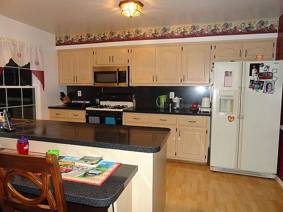 Huge kitchen &breakfast area