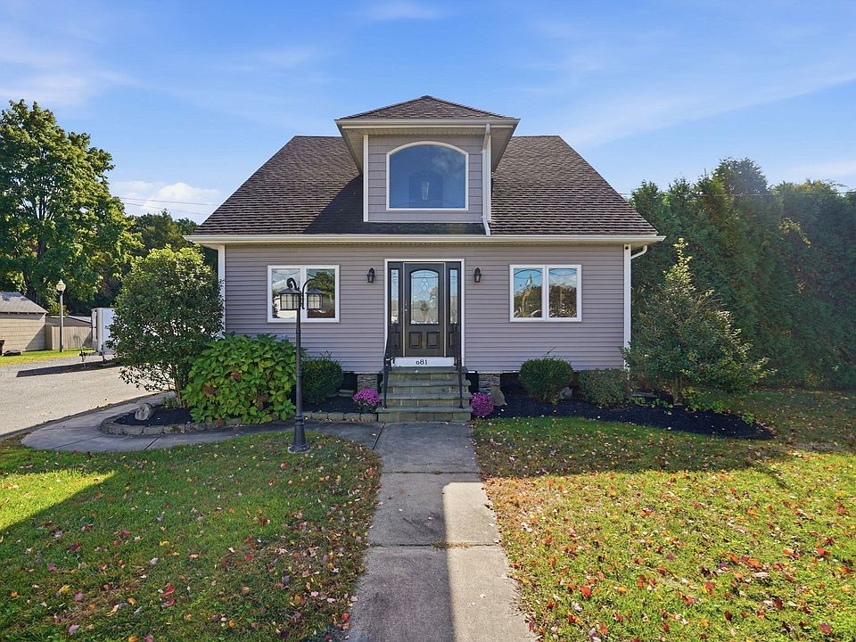 1st image of 681 Mill St