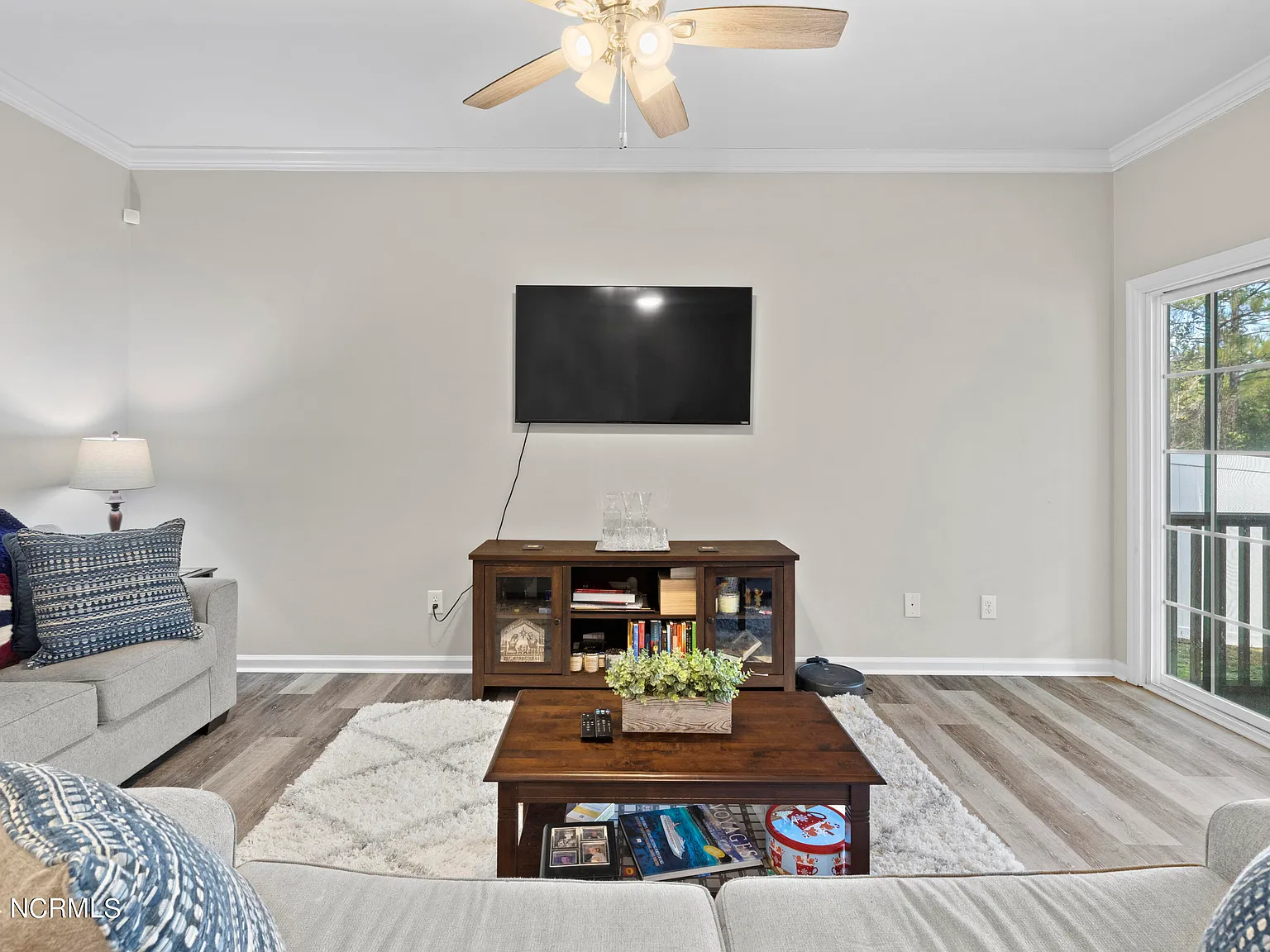 3 bed, 2.5 bath, 1637 sqft, $1,600 — Photo 3