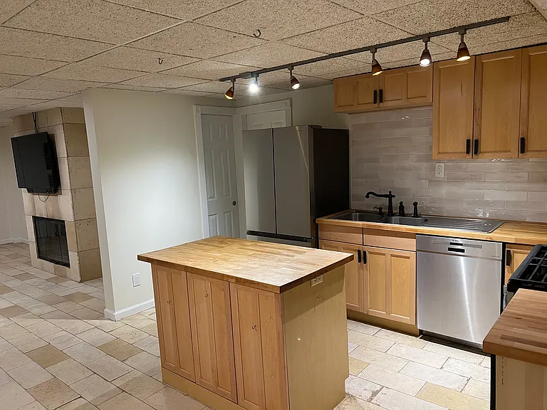 588 Wimbledon Rd NE — Photo 1