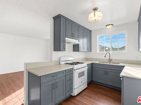 3rd image of 12325 Oxnard St #5