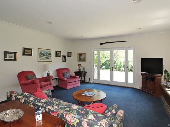 3rd image of 69 Lake Ledge Dr