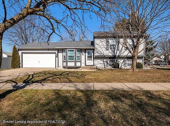 3rd image of 101 E Claremore Dr
