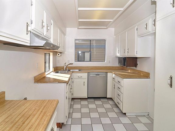 5th image of 419 Pioneer Dr Unit 1