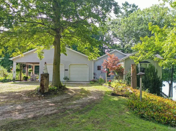 6125 White Sands Dr, Otter Lake, MI 48464