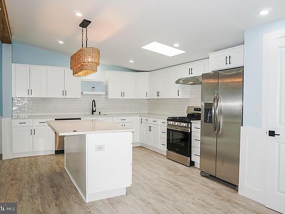 4th image of 6 Devon Ln #45324