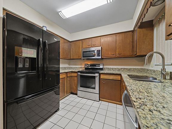 5th image of 1393 Bellflower Ave