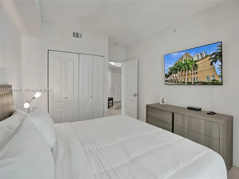 17555 Atlantic Blvd #1101 — Photo 36