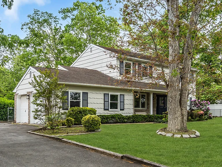 321 Marc Dr — Photo 2