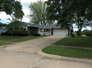 933 Westgate Dr, Charleston, IL 61920