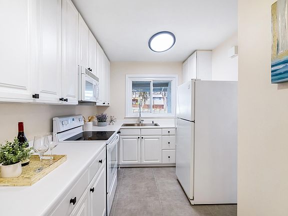 3rd image of 7053 Rainbow Dr APT 6