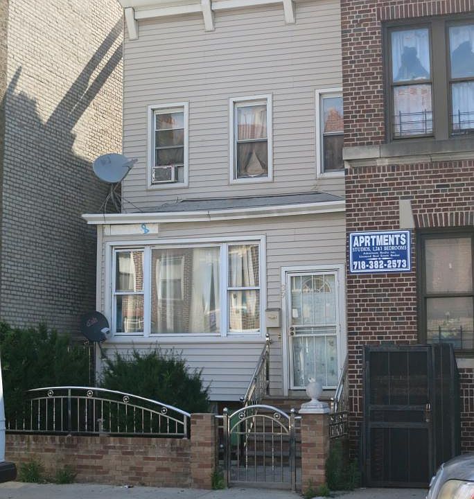 1st image of 39 E 31st St