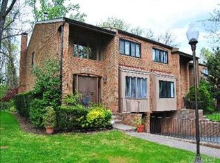 1 Windsor Gate Dr, North Hills, NY 11040
