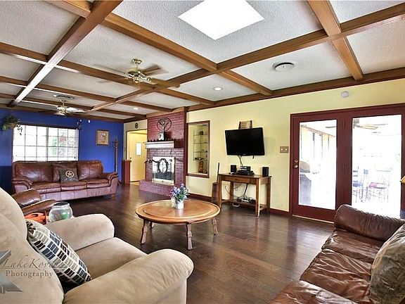 4th image of 3858 Santa Monica Dr