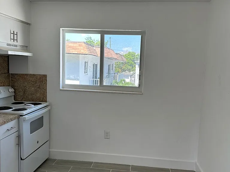 460 SW 7th St #5 — Photo 9