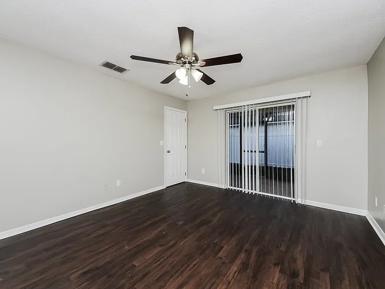 2125 Fennell St — Photo 11