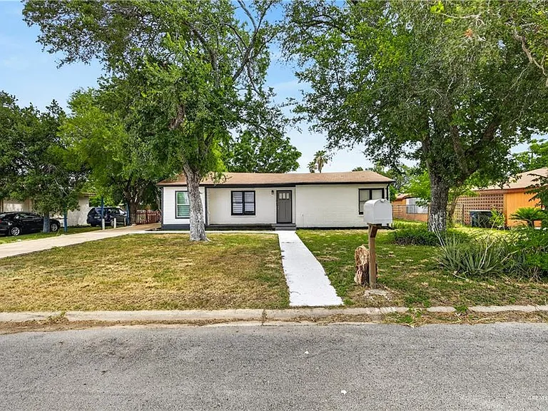 1704 Redwood Ave — Photo 2