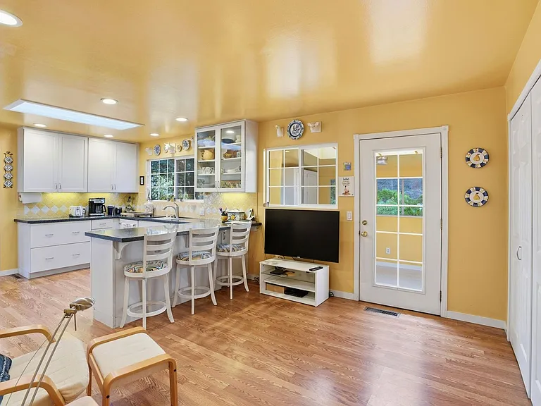 241 Soledad Dr — Photo 17