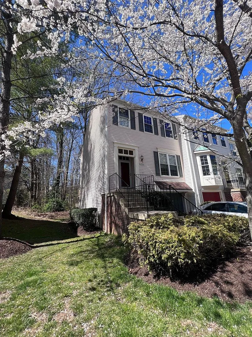 Burke Center - Beautifully Updated 3 Level Townhouse With Garage — Photo 1