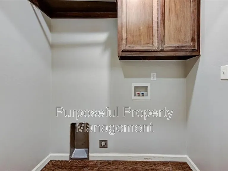 4313 Edinburg Way — Photo 31