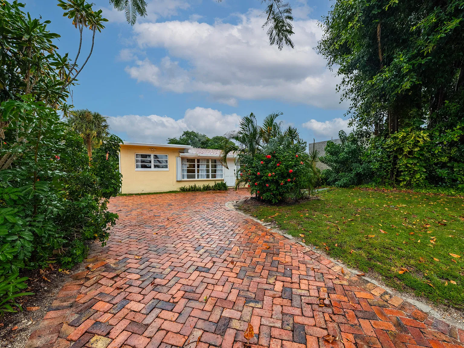 3 bed, 2.5 bath, 1385 sqft, $3,300 — Photo 3