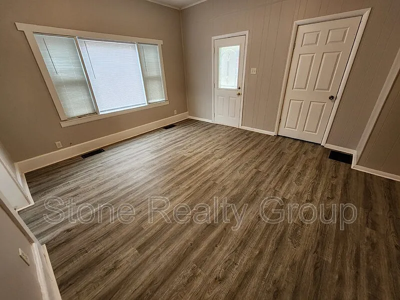 2 bed, 1.0 bath, $1,300 — Photo 3