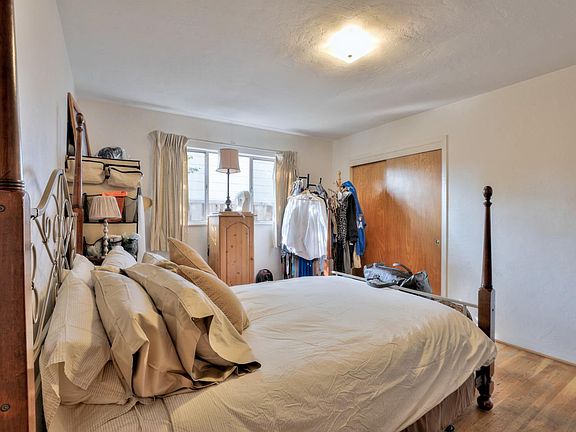 5th image of 244 Waverly St