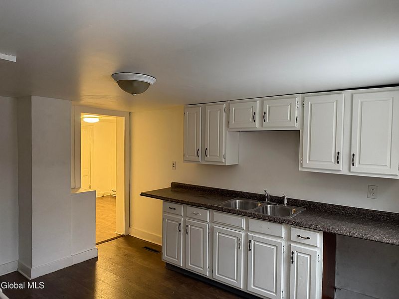 3rd image of 252 Yates Street