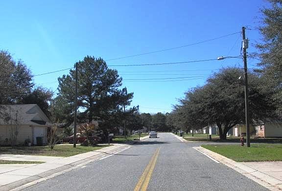 3rd image of 830 Arlington Cir