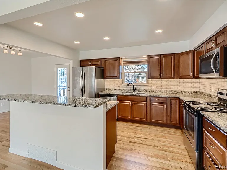 375 S Krameria St — Photo 5