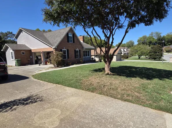 202 Manchester Dr, Maryville, TN 37803