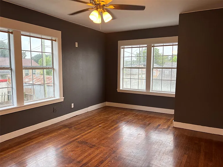 4817 Avenue Q 1/2 — Photo 8